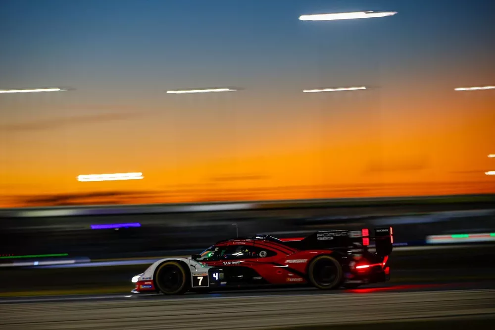 Daytona 24h, Jam 12: Porsche bertahan di posisi 1-2 di titik tengah