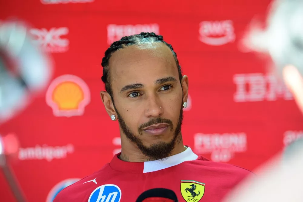 Lewis Hamilton bantah spekulasi