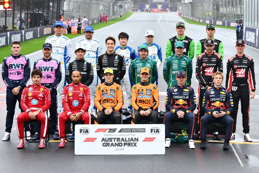 Dengan banyaknya pembicaraan di Grand Prix Inggris mengenai masa depan Max Verstappen dan George Russell , 'musim konyol' Formula 1 tampaknya telah tiba sekali lagi. Mirip dengan melihat telur Paskah pertama hadir di rak-rak supermarket pada tanggal 27 Desember, tahap musim F1 ketika diskusi dan teori mengenai susunan pembalap untuk musim berikutnya tampak semakin awal setiap tahunnya. Masih ada beberapa variabel dan sejumlah hal yang tidak diketahui untuk jaringan 2026, jadi, saat kita mendekati paruh kedua kampanye saat ini, pertanyaannya tetap sama: 'Siapa yang pergi ke mana?' Tim Pengemudi Kontrak berakhir Pengemudi Kontrak berakhir McLaren Lando Norris Multi-tahun (setelah 2027) Oscar Piastri Multi-tahun (setelah 2028) Mobil Ferrari Lewis Hamilton tahun 2026 Charles Leclerc Multi-tahun (setelah 2027) Red Bull Max Verstappen tahun 2028 Yuki Tsunoda Tahun 2025 Mobil Mercedes George Russell Tahun 2025 Andrea Kimi Antonelli Tahun 2025 Aston Martin Fernando Alonso tahun 2026 Lance Stroll Multi-tahun (setelah 2026) Alpen Pierre Gasly tahun 2026 Franco Colapinto Bergulir Haas Esteban Ocon tahun 2026 Oliver Bearman tahun 2026 Banteng Balap Liam Lawson Tahun 2025 Isack Hadjar Tahun 2025 Williams Alex Albon tahun 2026 Carlos Sainz tahun 2026 Sauber Nico Hulkenberg tahun 2026 Gabriel Bortoleto tahun 2026 Ada sejumlah faktor utama yang berperan yang pada akhirnya akan menentukan siapa yang akan mengemudi ke mana – jika memang akan mengemudi – tahun depan. Di sini, Motorsport.com melihat siapa yang dapat memiliki dampak paling besar pada susunan grid 2026. Faktor Maksimum Juara dunia bertahan Verstappen mungkin memiliki kontrak dengan Red Bull hingga 2028, tetapi merupakan rahasia umum di paddock F1 bahwa kesepakatannya memuat sejumlah klausul jeda berbasis kinerja. Meskipun Verstappen telah menunjukkan beberapa penampilan luar biasa sejauh ini pada tahun 2025, diperkirakan tidak semua klausul tersebut telah terpenuhi, dan oleh karena itu ia akan dapat membahas pilihannya – meskipun masih banyak bagian yang bergerak. Pemberhentian Christian Horner sebagai kepala tim Red Bull, program Red Bull Powertrains yang dibantu Ford yang belum teruji untuk tahun depan dan kinerja relatif McLaren, Ferrari dan Mercedes, serta fakta bahwa Verstappen tidak diragukan lagi adalah pembalap nomor satu di timnya saat ini, semuanya akan memengaruhi keputusan tersebut. Kepala tim Mercedes, Toto Wolff, sudah lama menjadi pengagum berat – dan cukup terbuka – Verstappen dan bisa saja memanfaatkan situasi tersebut jika situasinya memungkinkan, dan tampaknya itulah satu-satunya peluang bagi pembalap Belanda itu di tim papan atas, jika ia memang ingin pindah. Kursi kedua di Red Bull juga menarik mengingat perjuangan yang dialami para pemain lama – Yuki Tsunoda tidak lagi terikat kontrak tahun ini dan sepertinya tidak akan berusaha keras untuk bertahan, sementara penampilan impresif Isack Hadjar untuk tim saudaranya Racing Bulls bisa membuat pria Prancis itu pindah. Russell dan hiruk pikuk Situasi Verstappen kemungkinan akan langsung berdampak pada Russell, yang belum menandatangani perpanjangan kontrak dengan Mercedes, yang akan berakhir pada akhir musim ini. Ia dan Verstappen memang terkenal tidak sependapat dalam banyak hal, tetapi bisakah Wolff membuat mereka bernyanyi bersama dalam lagu kebangsaan Silver Arrows yang sama? Jika tidak, Russell juga bisa mencari tempat lain – kursi Red Bull Verstappen perlu diganti, sementara peralihan ke Aston Martin, dengan mobil pertama rancangan Adrian Newey yang akan melaju di lintasan pada tahun 2026, juga telah dipertimbangkan. Di garasi Mercedes, Andrea Kimi Antonelli juga bisa menghadapi beberapa minggu yang tidak pasti mengingat kontraknya sendiri akan berakhir tahun ini. Pembalap rookie ini memang beberapa kali mencuri perhatian, tetapi performanya sedang menurun saat ini – akankah Wolff tetap setia atau berniat menempatkan remaja ini di grid lain untuk mendapatkan pengalaman penting? Pendatang baru di blok ini Ada dua kursi tambahan untuk tahun 2026, dengan Cadillac bersiap memasuki F1 sebagai tim ke-11. Meskipun tidak mungkin menarik minat pembalap yang saat ini terikat kontrak dengan tim papan atas, proyek yang didukung GM tersebut memiliki dana yang dalam karena berupaya membangun dari nol. Rumor telah beredar selama berbulan-bulan bahwa mantan pembalap Red Bull Sergio Perez adalah pilihan yang disukai dan dapat segera diumumkan sebagai nama pertama di tim Cadillac untuk tahun debutnya. Pilot berpengalaman lain yang terkait dengan tim tersebut adalah Valtteri Bottas, yang saat ini menjadi pembalap ketiga di Mercedes, sementara orang-orang seperti Mick Schumacher, Zhou Guanyu, dan pembalap Amerika Jak Crawford – pembalap yang saat ini berada di posisi kedua dalam kejuaraan Formula 2 – akan tetap dekat dengan ponsel mereka dalam beberapa hari dan minggu mendatang.